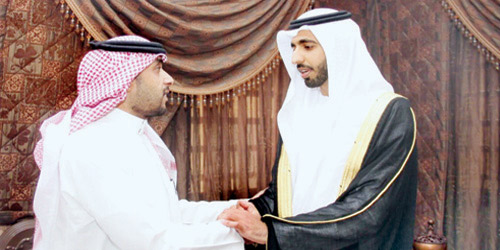  السفير الإماراتي يعزي نجل الفقيد بدر المصيبيح