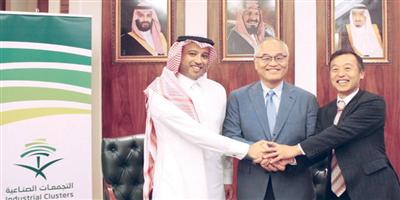 «عبد اللطيف» و«كوزي» توقّعان مذكّرة تفاهم مع البرنامج الوطني لتطوير التجمعات الصناعية 