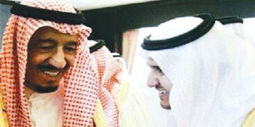  خادم الحرمين في إحدى المناسبات مصافحاً الفقيد فهد الفهيد