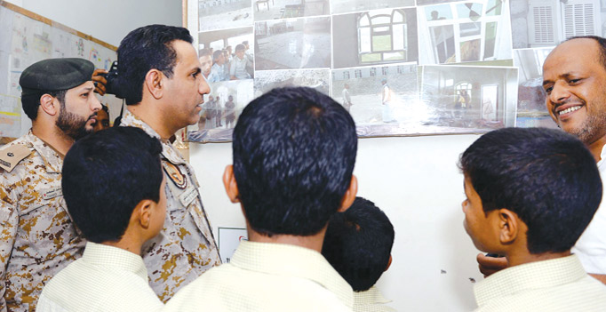  العقيد المالكي خلال زيارته مشروع إعادة تأهيل الأطفال المجندين في الحرب باليمن