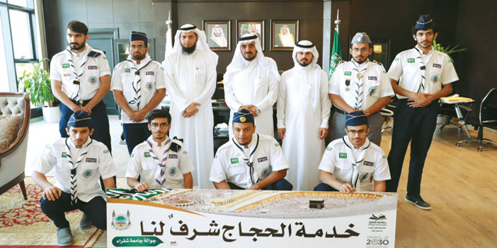  مدير جامعة شقراء مع الجوالة المشاركين بالحج