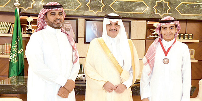  الأمير سعود بن نايف والطالب المتفوق تركي القحطاني ووالده
