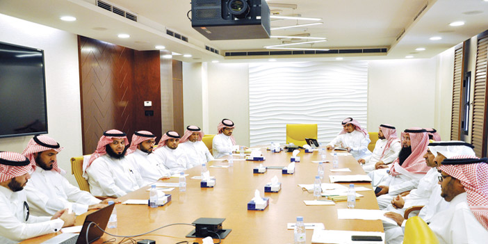  أعضاء المجلس البلدي ومسؤولو تطوير الرياض خلال الاجتماع