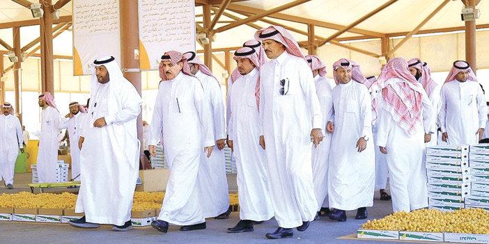  جانب من جولة م. الخليفة على مهرجان التمور