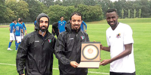  هوساوي يقدم درع «التنين» الوحداوي لعجب