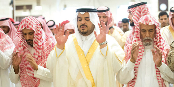  أمير منطقة الرياض بالنيابة يؤدي الصلاة على الشهيد السهلي وينقل تعازي القيادة لذويه