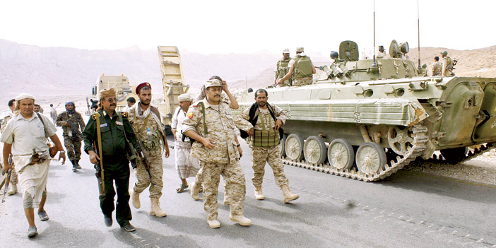  عناصر من الجيش اليمني خلال تمشيط أحد المواقع المحرَّرة من قبضة الحوثي