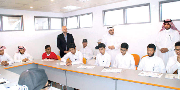  من زيارة المهندس آل عبدالقادر للطلاب
