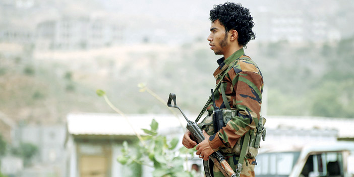  جندي من قوات المقاومة الشعبية يحرس أحد المواقع