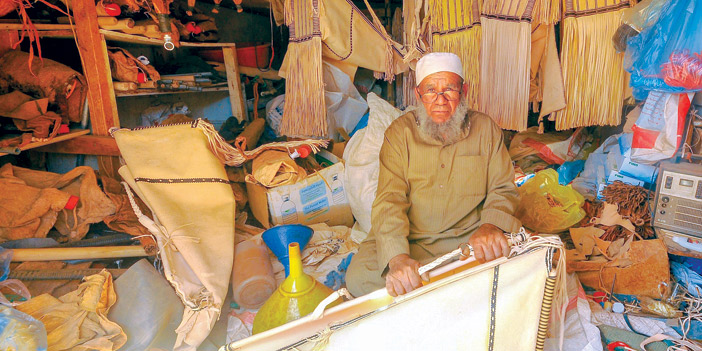  بائع يعرض منتجاته التراثية في أحد المحلات بالسوق الشعبي في نجران
