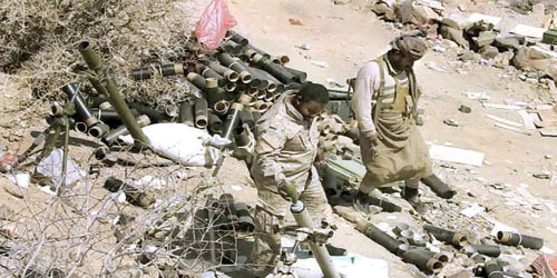   جنود من القوات الشرعية يتفقدون أحد مواقع تخزين السلاح للمليشيا