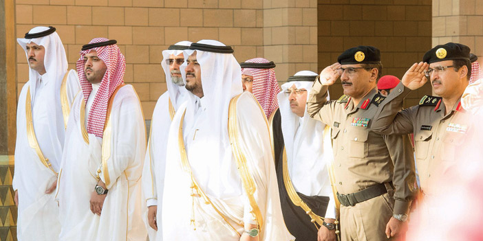  الأمير محمد بن عبدالرحمن خلال استقباله المهنئين