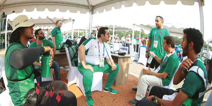  مدير الوفد السعودي الأمير فهد بن جلوي مع لاعبي السهام
