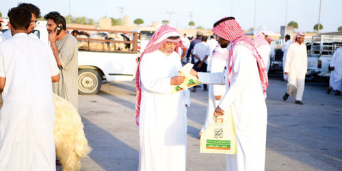   توزيع الأكياس على المواطنين