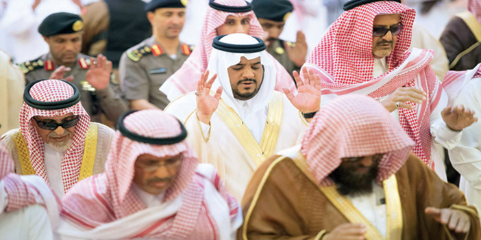أمير منطقة الرياض بالنيابة يؤدي صلاة الميت على والدة الأمير مقرن بن سعود 