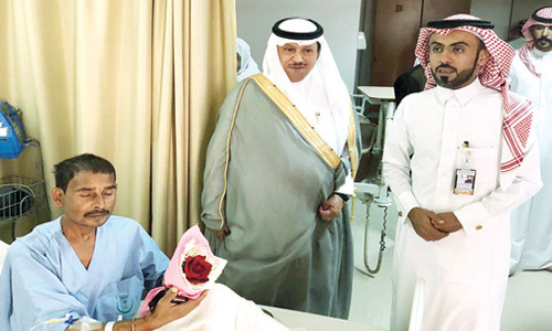  محافظ الخفجي أثناء معايدته للمرضى