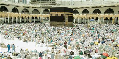 ضيوف الرحمن يؤدون صلاة الجمعة بالمسجد الحرام 