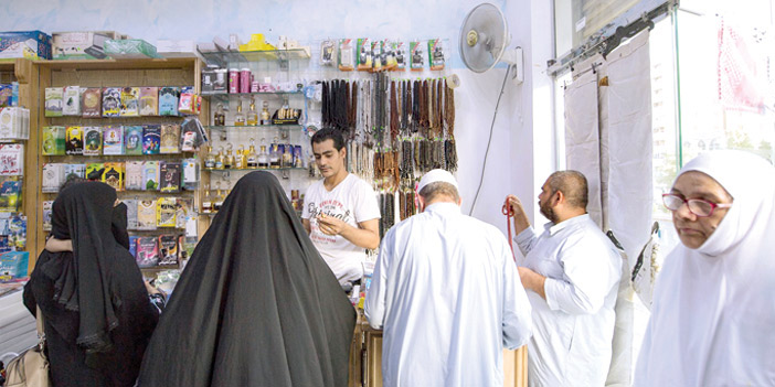  حجاج بيت الله الحرام يقبلون على أسواق مكة المكرمة لشراء الهدايا التذكارية لذويهم