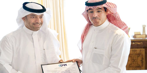  د. العواد لدى تسليمه الرخصة للشركة المشغلة