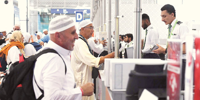  خدمات متعددة تقدمها الأجهزة الحكومية والأهلية لضيوف الرحمن في مطار الأمير محمد بن عبدالعزيز