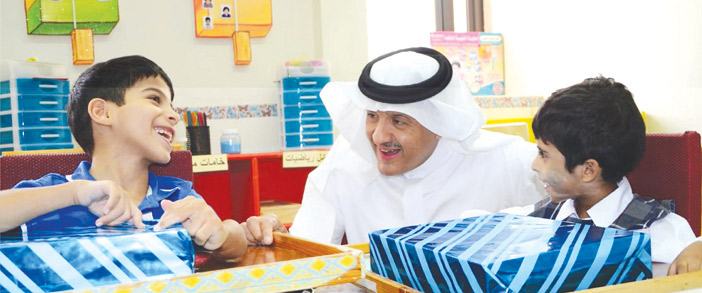  الأمير سلطان بن سلمان يولي الأطفال المعاقين جل اهتمامه