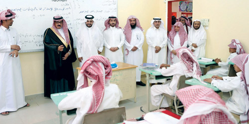   المبارك خلال زيارته لمجمع الملك سعود التعليمي بوادي الدواسر