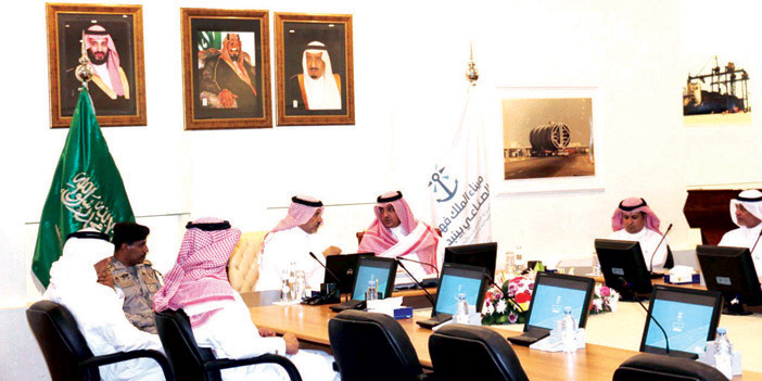  محافظ ينبع خلال اجتماعه مع منسوبي الميناء