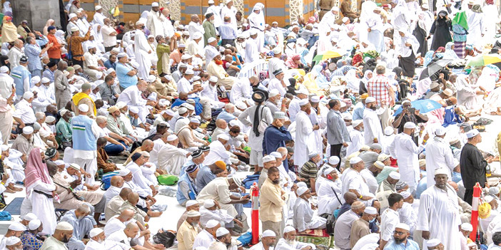 الحجاج يتأهبون للعودة لبلدانهم بعد أن مَنَّ الله عليهم بأداء فريضة الحج 