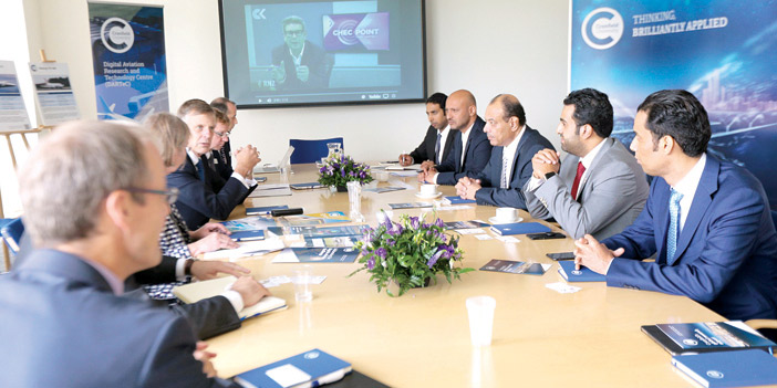  التميمي خلال اجتماعه بوفد الجامعة