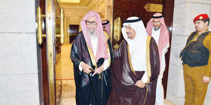  الأمير فيصل بن بندر خلال استقباله الشيخ صالح الفوزان