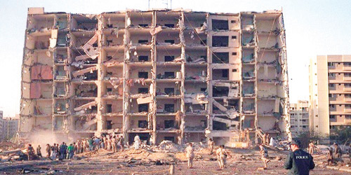  آثار الدمار للتفجير الذي حدث في مدينة الخبر