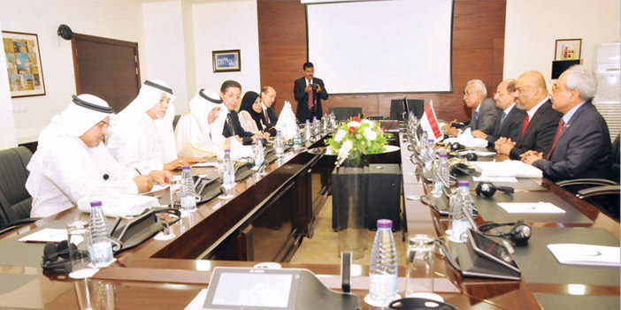  د. العثيمين خلال اجتماعه مع وزير خارجية الجمهورية اليمني