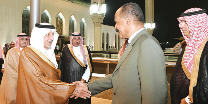  الأمير خالد الفيصل مستقبلا الرئيس الإريتري لدى وصوله إلى جدة