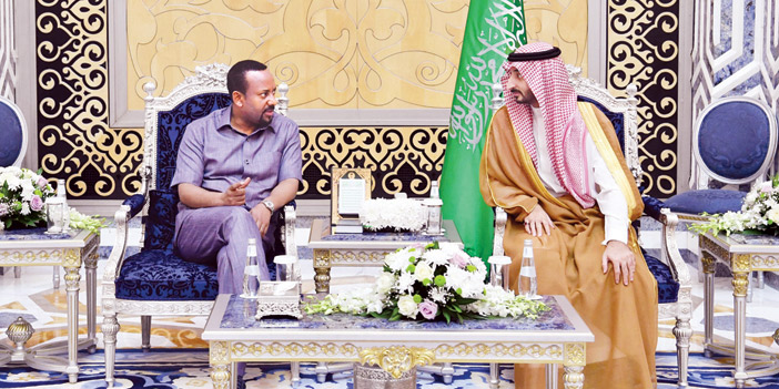  الأمير عبد الله بن بندر مستقبلا رئيس وزراء أثيوبيا لدى وصوله إلى جدة