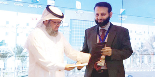  جانب من تكريم أحد المشاركين