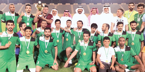  أبطال النعيرية يحملون كأس البطولة