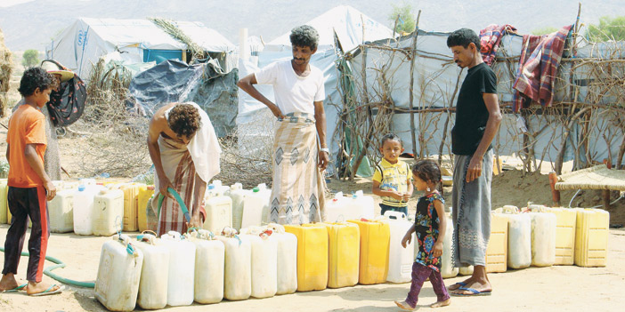  اليمنيون يعانون من شح المياه والحياة القاسية من جراء الدمار الذي أنتجه الحوثيون في البلاد