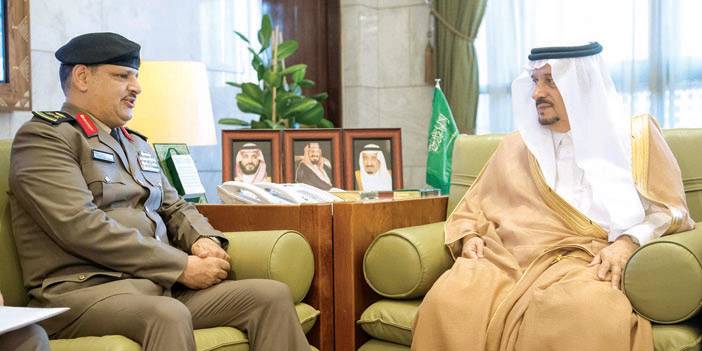  الأمير فيصل بن بندر خلال استقباله مدير عام السجون بالمملكة