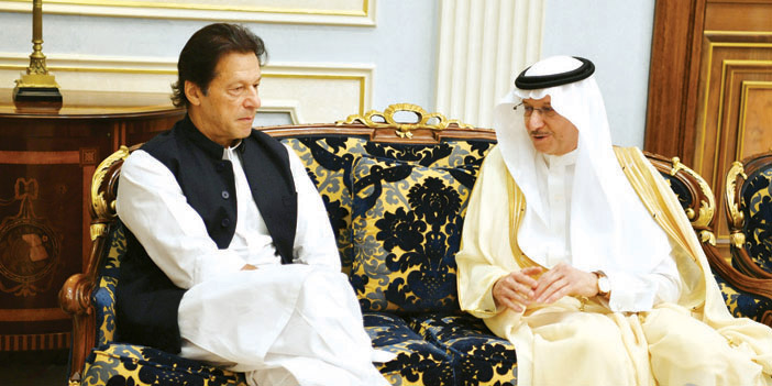   رئيس الوزراء الباكستاني خلال لقائه أمين عام منظمة التعاون الإسلامي