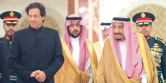  خادم الحرمين الشريفين خلال استقباله رئيس وزراء الباكستان