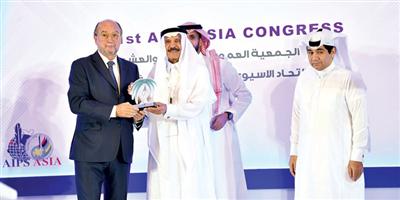 الاتحاد الآسيوي للصحافة الرياضية يمنح تركي آل الشيخ وسام الشرف الآسيوي 