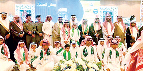  صورة جماعية للمحافظ والمشاركين في الحفل