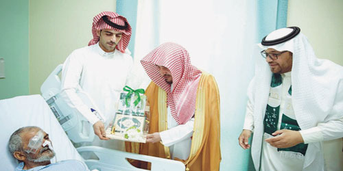  من زيارة الشيخ المجماج للمرضى المنومين بالمستشفى