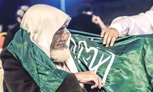  مسن يرتدي العلم السعودي ضمن احتفالات أهالي محافظة القرى باليوم الوطني