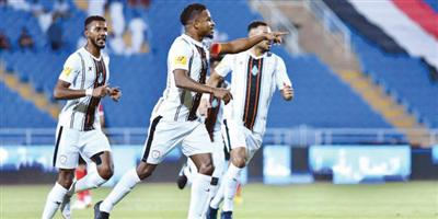 بعشرة لاعبين.. الرائد يفرض التعادل على الشباب 