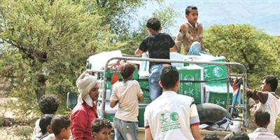 مركز الملك سلمان للإغاثة يوزع السلال الغذائية في الضالع 