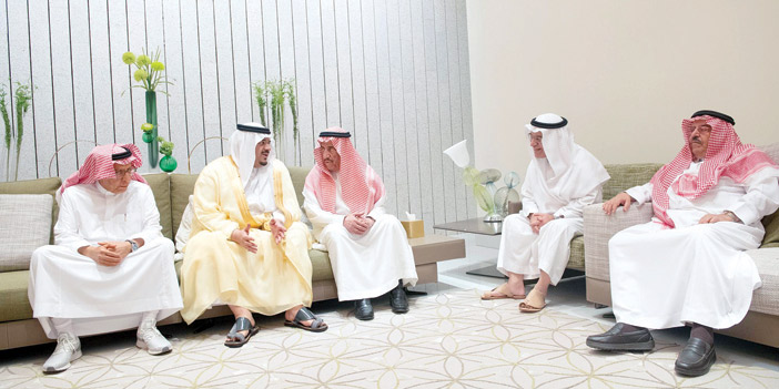  نائب أمير  منطقة منطقة الرياض خلال زيارة العزاء لأسرتي الجميح والرويتع