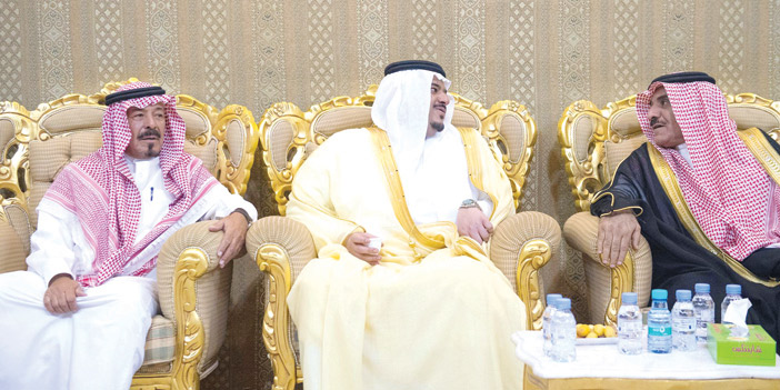  الأمير محمد بن عبدالرحمن يقدم العزاء لأسرة الدويش