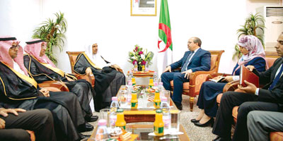 رئيس الحكومة الجزائرية يستقبل الأمين العام لرابطة العالم الإسلامي 