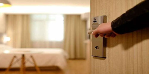 طرق لتفادي التعرض للسرقة في غرفة الفندق 